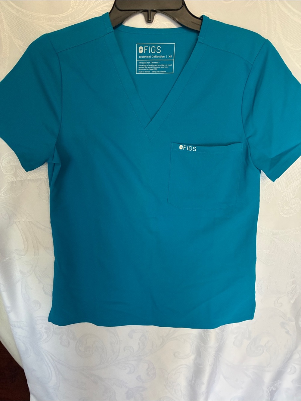 FIGS Women’s  Teal V-Neck Scrub Top – Bright Teal